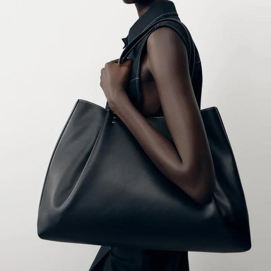 The Clip Tote Bag, Structured Leather Tote for Everyday Elegance - Tessbury - situation