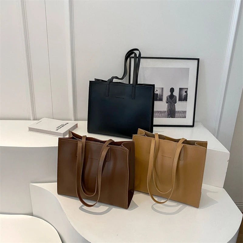 The Classic Tote Bag - Effortless Everyday Elegance in Structured leather - Tessbury - situation