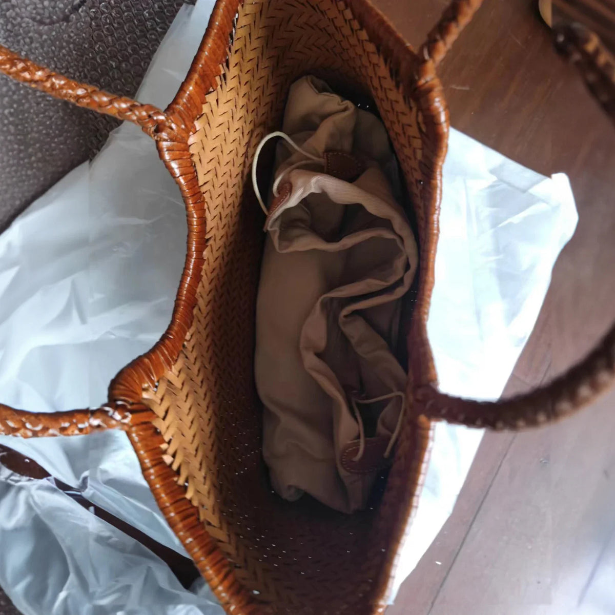Vintage Woven Tote Bags for Women in Genuine Split Cowhide Leather - Tessbury - situation
