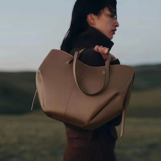 The Essential Tote - Genuine Leather Tote Bag for Everyday Elegance - Tessbury - situation