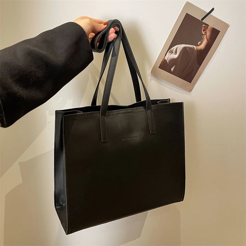 The Classic Tote Bag - Effortless Everyday Elegance in Structured leather - Tessbury - situation