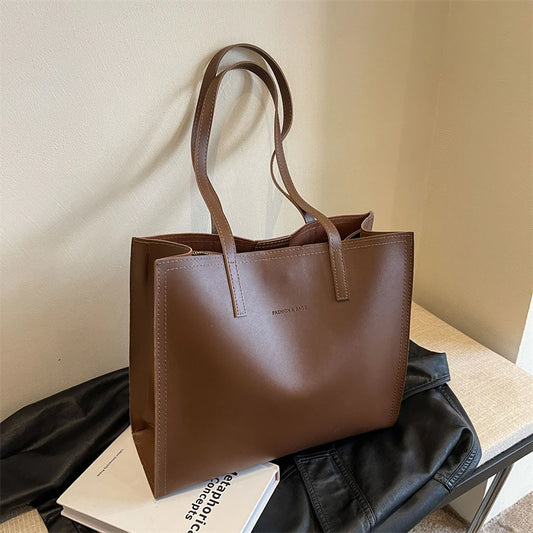 The Classic Tote Bag - Effortless Everyday Elegance in Structured leather - Tessbury - situation