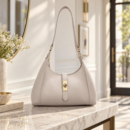 The Half Moon Shoulder Bag – Leather Everyday Elegance - Tessbury - Mise en situation